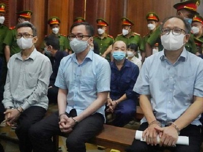 Bị cáo Tề Trí Dũng (ngồi ở giữa).