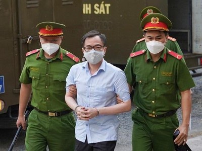 Bị cáo Tề Trí Dũng được dẫn giải đến Tòa trong phiên xét xử ngày 27/12