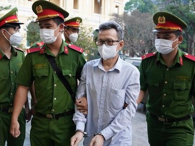 Bị cáo Trần Công Thiện, người đại diện phần vốn Văn phòng Thành ủy TP.HCM tại Sadeco được dẫn giải đến Tòa.