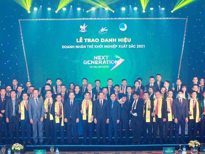 Phó thủ tướng Chính phủ Lê Minh Khái và Bí thư Thứ nhất Trung ương Đoàn Nguyễn Anh Tuấn trao danh hiệu TOP 10 “Doanh nhân trẻ khởi nghiệp xuất sắc 2021”.