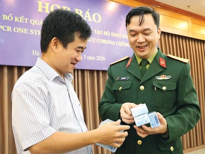 Đại diện Học viện Quân y và Tổng giám đốc Công ty Việt Á (bên trái) tại buổi họp báo công bố nghiên cứu chế tạo thành công kit test Covid-19 do Bộ Khoa học và Công nghệ chủ trì.