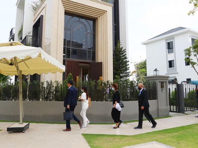 Nhà phố vùng ven cũng được xem là nơi trú ẩn an toàn. Ảnh: Lê Toàn 