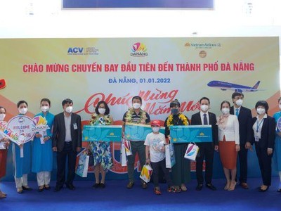 Đại diện các Sở, ngành liên quan trọng thị đón những du khách đầu tiên năm mới 2022.