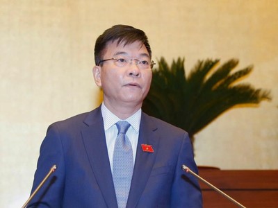 Bộ trưởng Bộ Tư pháp Lê Thành Long trình bày trước Quốc hội Tờ trình về Dự án Luật sửa đổi, bổ sung một số điều của 8 luật trong phiên khai mạc kỳ họp bất thường.