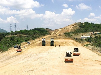 Thi công cao tốc Bắc - Nam đoạn Phan Thiết - Vĩnh Hảo. Ảnh: A.M