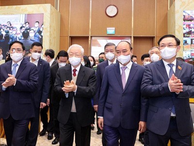 Tổng Bí thư Nguyễn Phú Trọng, Chủ tịch nước Nguyễn Xuân Phúc, Thủ tướng Phạm Minh Chính và Chủ tịch Quốc hội Vương Đình Huệ tham dự Hội nghị tại trụ sở Chính phủ (Ảnh: Nhật Bắc)