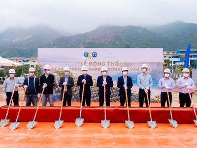 Các đại biểu thực hiện nghi thức động thổ phân khu Wyndham Garden Sonasea Vân Đồn