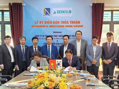 Tỉnh Hải Dương tiếp tục đẩy nhanh xây dựng hạ tầng khu công nghiệp để kêu gọi, thu hút đầu tư. Trong ảnh: Lễ ký kết Biên bản thỏa thuận hợp tác đầu tư giữa Tập đoàn Phát triển Khu công nghiệp - Đô thị Đại An với Công ty TNHH SEIN I&D Việt Nam. Ảnh: Thanh Sơn