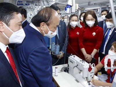 Chủ tịch nước Nguyễn Xuân Phúc thăm và động viên công nhân tại Tổng công ty May 10 (Ảnh VOV).