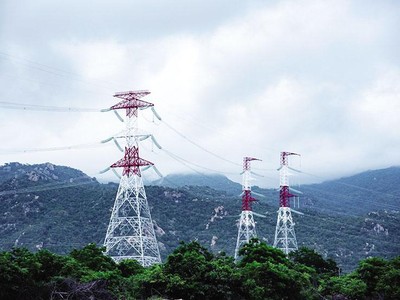 Đầu tư hệ thống hạ tầng truyền tải để bắt kịp tiến độ xây dựng các nhà máy điện mới là thách thức lớn đối với ngành điện.