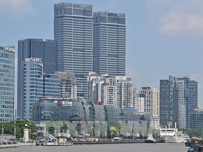 Tòa nhà Evergrande (giữa) tại Thượng Hải, Trung Quốc vào ngày 24/9/2021. Ảnh: AFP/TTXVN