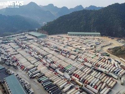 Việc khôi phục thông quan tại cửa khẩu/lối mở biên giới tại Móng Cái, Quảng Ninh sẽ giúp giảm lượng xe ùn tắc chờ xuất khẩu.