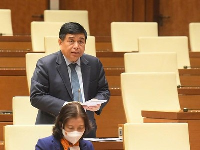 Bộ trưởng Bộ Kế hoạch và Đầu tư Nguyễn Chí Dũng phát biểu tại phiên thảo luận.