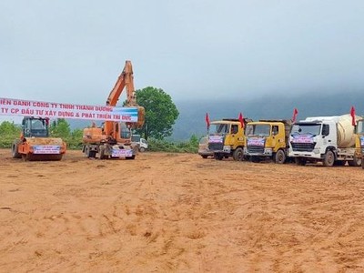 Các nhà thầu chuẩn bị máy móc, phương tiện thi công dự án. Ảnh: Hữu Việt.