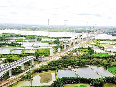 Gói thầu J3 xây dựng cầu Bình Khánh bị dừng tiến độ do thiếu vốn từ đầu năm 2020 đến nay. Ảnh: A.M