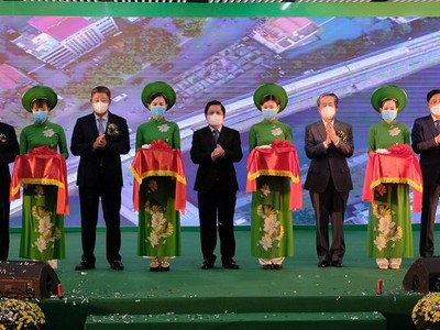 Các đại biểu thực hiện nghi thức khánh thành Dự án đường sắt đô thị tuyến Cát Linh - Hà Đông.