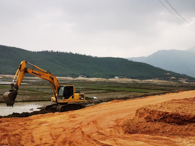 Việc triển khai các hạng mục cơ sở hạ tầng tại Trung tâm điện lực Quảng Trạch gặp nhiều khó khăn do vướng công tác giải phóng mặt bằng