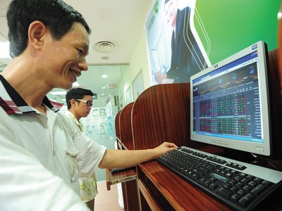 Nền kinh tế tăng trưởng trở lại sẽ tác động tích cực lên tín dụng và cổ phiếu ngân hàng được hưởng lợi. Ảnh: Dũng Minh 