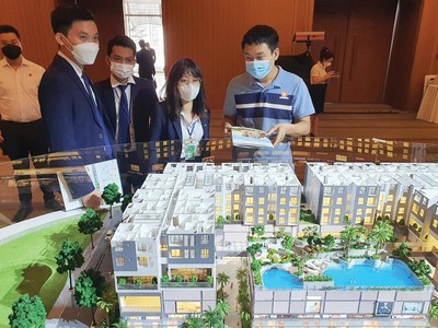 Khách hàng quan tâm tới bất động sản nhiều hơn trong dịp cuối năm… Ảnh: Lê Toàn