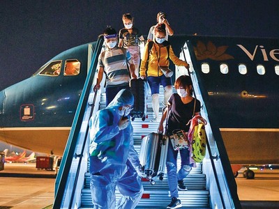 Hành khách đi trên chuyến bay quốc tế đầu tiên từ Phnôm Pênh (Campuchia) về Việt Nam hôm 1/1/2022.