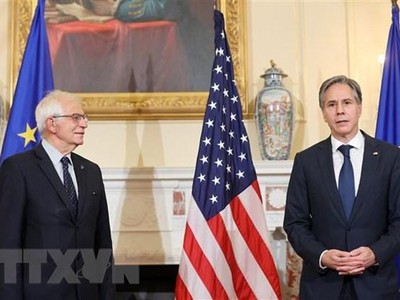 Ngoại trưởng Mỹ Antony Blinken (phải) và Đại diện cấp cao về chính sách đối ngoại và an ninh của EU Josep Borrell tại một cuộc gặp ở Washington, DC, Mỹ. (Ảnh: AFP/TTXVN)