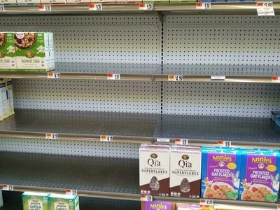 Nhiều kệ hàng tại chuỗi bán lẻ Giant ở bang Maryland (Mỹ) trống trơn. Ảnh: AFP