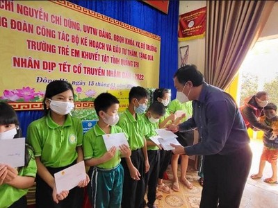 Đoàn công tác của Bộ Kế hoạch và Đầu tư trao học bổng cho học sinh của tỉnh Quảng Trị