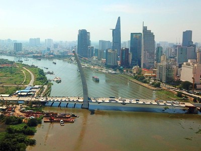 Những ngày cuối năm, công nhân trên công trường đang gấp rút hoàn thành công trình hiện đại nối TP. Thủ Đức và quận 1,TP.HCM.