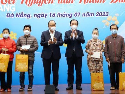 Chủ tịch nước Nguyễn Xuân Phúc (thứ 4 từ trái qua) trao quà Tết tại Đà Nẵng