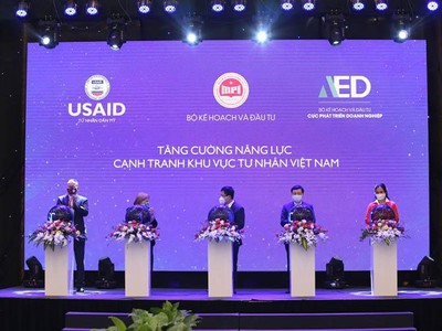 Đại diện Bộ Kế hoạch và Đầu tư, USAID, hiệp hội, doanh nghiệp thực hiện nghi thức khởi động dự án. Ảnh: IPSC