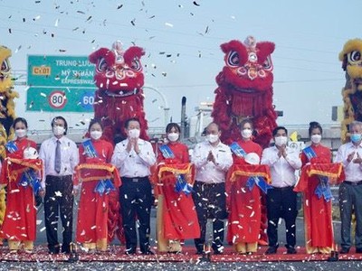 Chủ tịch nước Nguyễn Xuân Phúc và các đại biểu thực hiện nghi thức cắt băng thông xe kỹ thuật cao tốc Trung Lương - Mỹ Thuận