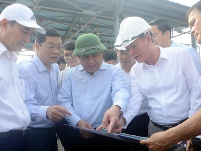 Bộ trưởng Bộ KK&ĐT, ông Nguyễn Chí Dũng trong lần kiểm tra thực tế dự án cảng biển Liên Chiểu.