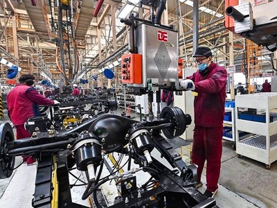 Công nhân làm việc bên dây truyền lắp ráp xe tải của nhà máy ô tô JAC, tỉnh Sơn Đông, Trung Quốc. Ảnh: AFP