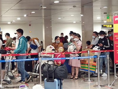 Hoạt động đi lại của người dân bằng đường hàng không đang tăng nhanh trong những ngày gần đây. (Ảnh: Hành khách làm thủ tục tại sân bay Tân Sơn Nhất hôm 19/1).