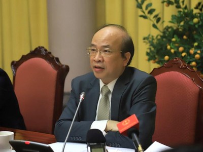 Thứ trưởng Bộ Tư pháp Phan Chí Hiếu trả lời câu hỏi của báo chí tại cuộc họp báo (Ảnh: TT) 