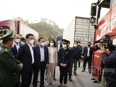 Bộ trưởng Công thương chỉ đạo tập trung giải quyết hàng hóa ùn ứ tại các cửa khẩu (Ảnh Báo Công thương)