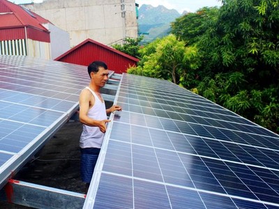 Một hộ dân ở Hòa Bình lắp điện mặt trời mái nhà