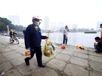 Muôn kiểu phóng sinh cá chép tiễn ông Công ông Táo về trời