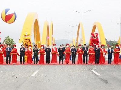 Các đại biểu cắt băng khá