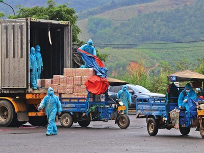 Hàng hóa qua cửa khẩu Hoành Mô (Quảng Ninh) sang nước bạn