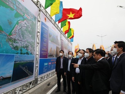 Ông Hồ Minh Hoàng, Chủ tịch Tập đoàn Đèo Cả báo cáo Thủ tướng về hai dự án vừa được khánh thành.