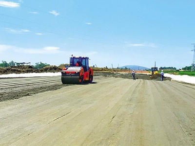 Thi công Dự án Xây dựng một số đoạn cao tốc Bắc - Nam phía Đông giai đoạn 2017 - 2020, đoạn Mai Sơn - Quốc lộ 45. Ảnh: A.M