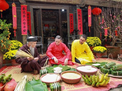 Khách du lịch trải nghiệm Tết cổ truyền Việt Nam. Ảnh: Chí Cường