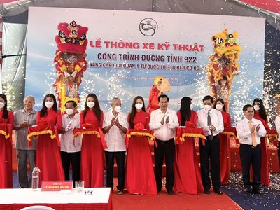 Bí thư Thành ủy Cần Thơ Lê Quang Mạnh (thứ 4 từ phải sang) cùng các đại biểu thực hiện nghi thức cắt băng thông xe kỹ thuật Đường tỉnh 922. Ảnh: Anh Khoa