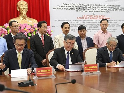 Hợp đồng chuyển giao công nghệ chế phẩm sinh học bảo vệ cây trồng được ký kết có sự chứng kiến của lãnh đạo Nhà nước 2 địa phương và các Sở, ngành liên quan.