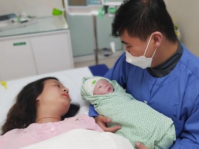 Thiên thần nhí chào đời trong dịp năm mới tại Bệnh viện Phụ sản Hà Nội.