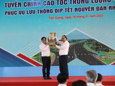 Ông Hồ Minh Hoàng nhận quà lưu niệm của Chủ tịch nước Nguyễn Xuân Phúc nhân dịp thông xe cao tốc Trung Lương - Mỹ Thuận.