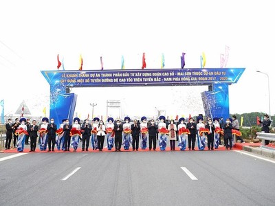 Thủ tướng Phạm Minh Chính và các đại biểu thực hiện nghi thức cắt băng khánh thành Dự án. 