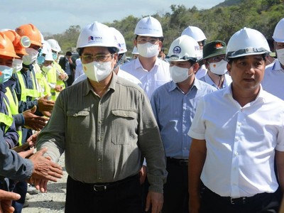 Thủ tướng Phạm Minh Chính tới kiểm tra và động viên người lao động đang thi công xuyên Tết tại Dự án cao tốc Cam Lâm - Vĩnh Hảo