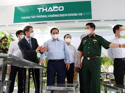 Doanh nhân Trần Bá Dương (hàng đầu, bên trái) giới thiệu xe chuyên dụng tiêm chủng với Thủ tướng Chính phủ Phạm Minh Chính